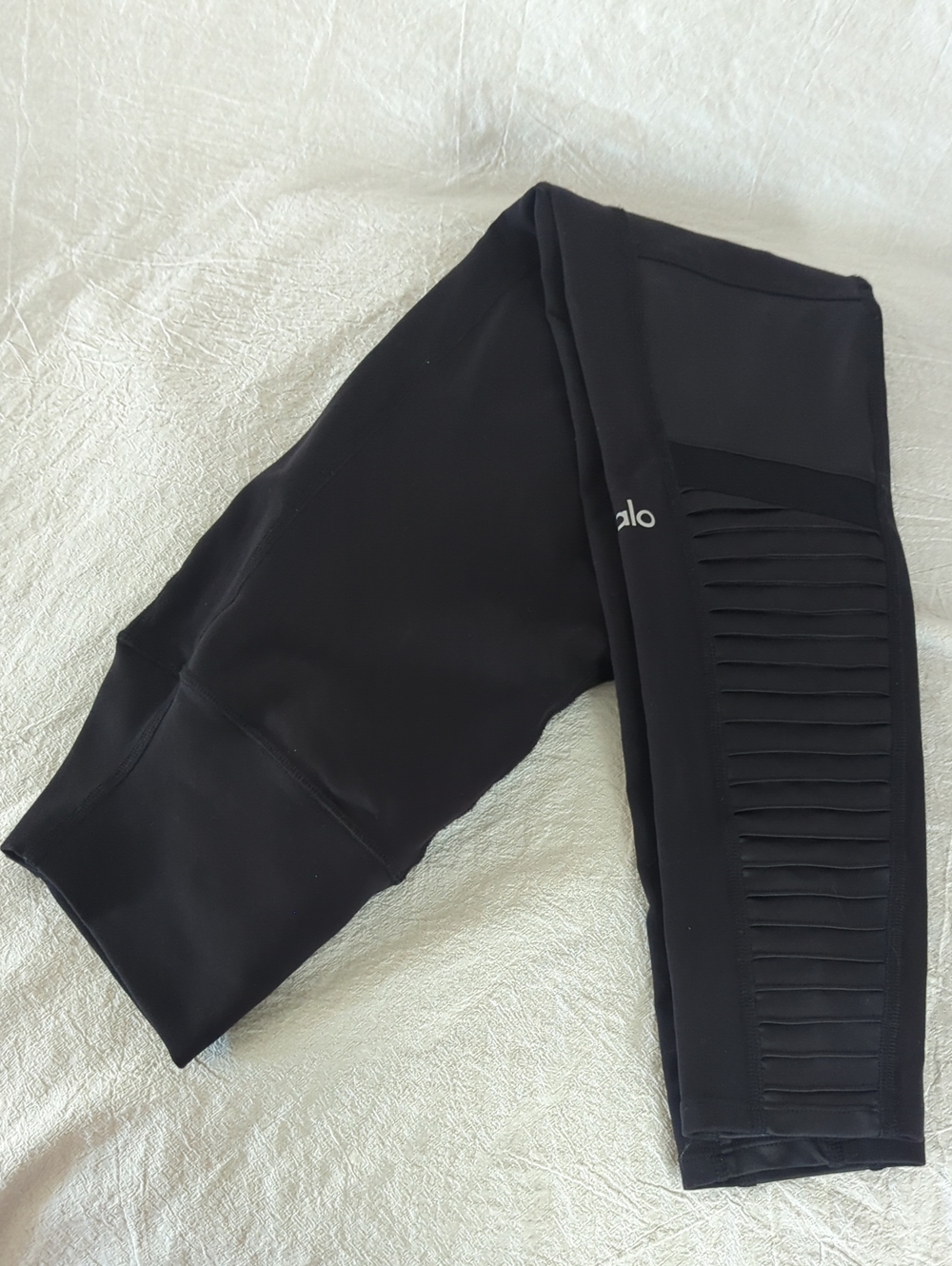 Alo Yoga Black Moto Leggings Size Medium M Mesh Details Pintuck Performance